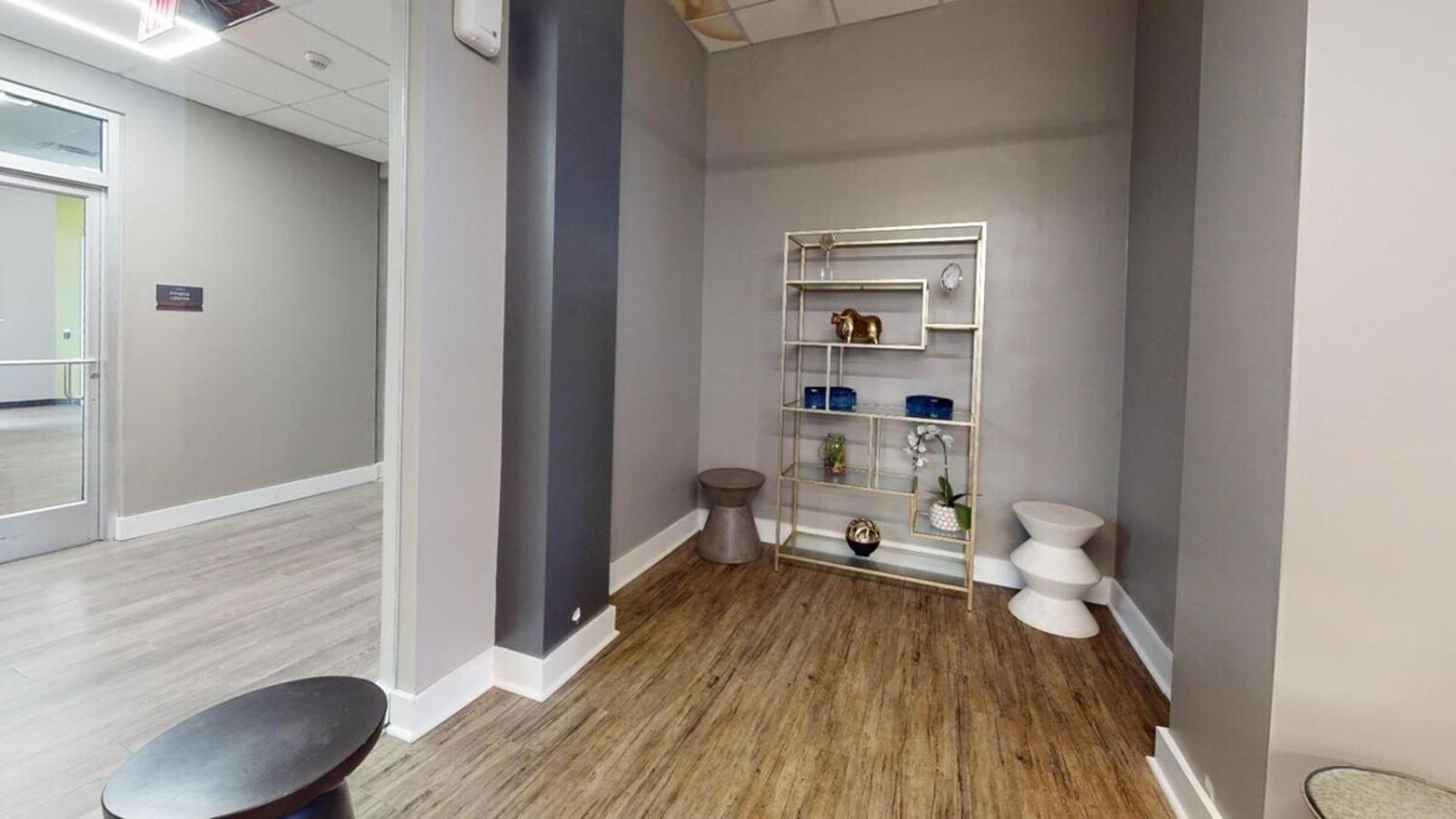 Avenue B152 Perfect 2br! Pool Parking Gym *