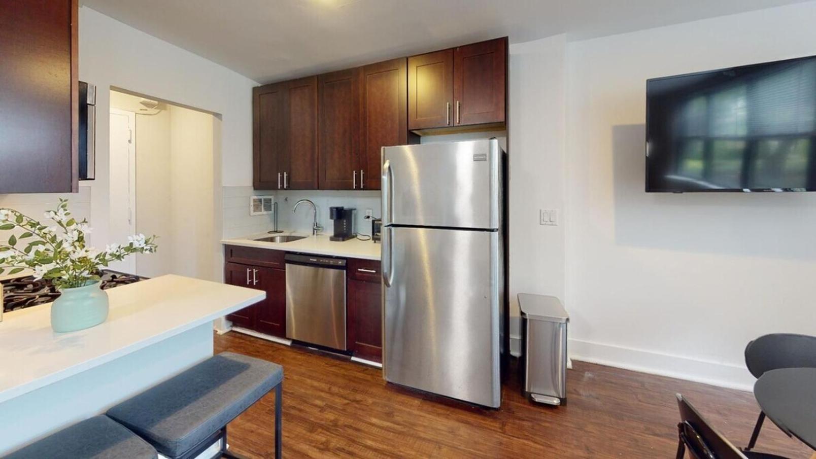 Avenue B152 Perfect 2br! Pool Parking Gym * Philadelphia
